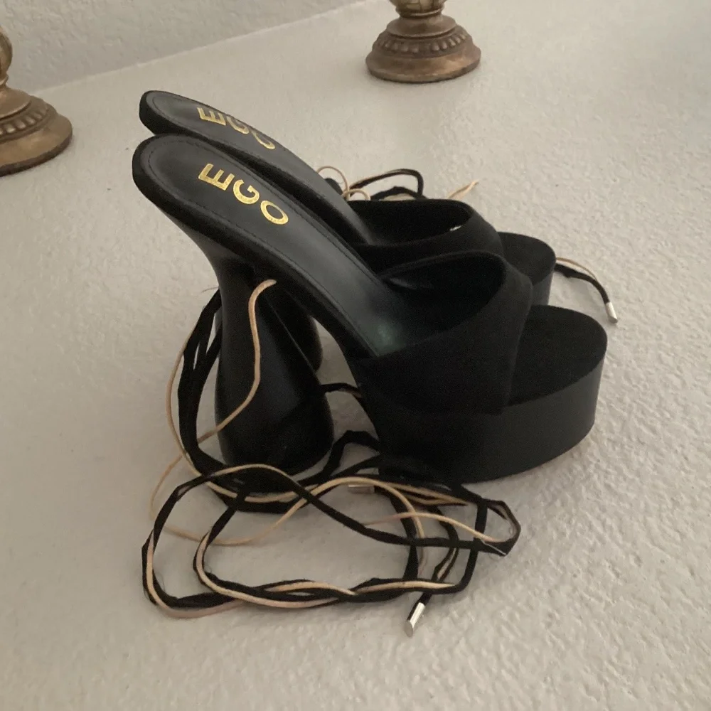 EGO Bite Me Platform High Heels, Size 5, Color Black - Picture 2 of 3